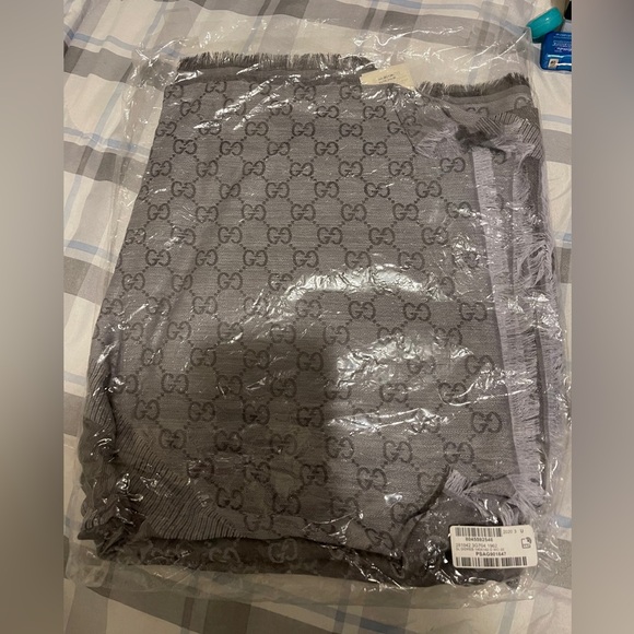 Brand New- Gucci Pearl/Med Grey Wool Silk Scarf - Picture 2 of 5